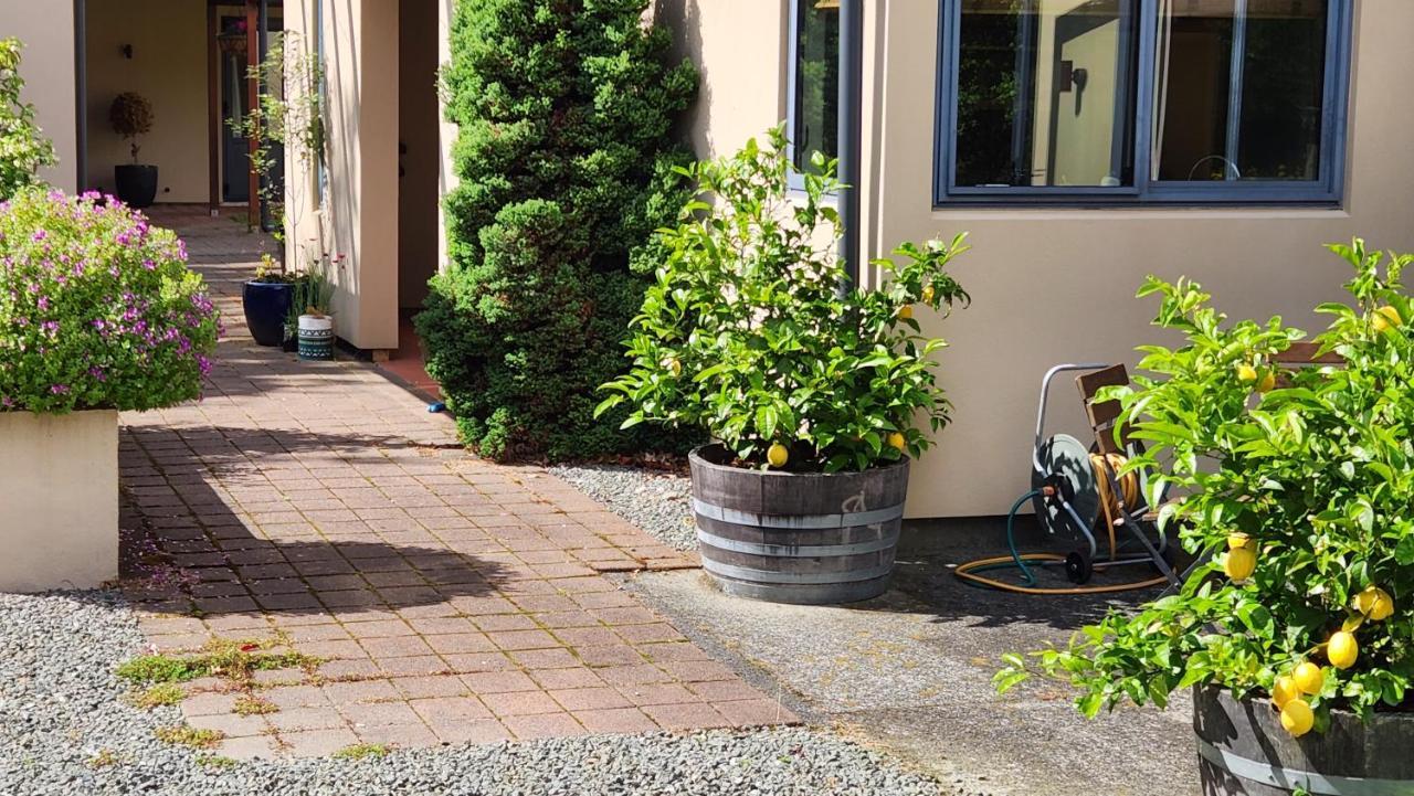 Boutique Art Retreat Hotel Upper Hutt Exterior photo